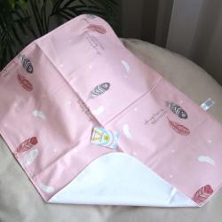 Непромокаюча пеленка з натуральної бавовни 60*80 "Пір'я на рожевому "  Plamka (Poland)